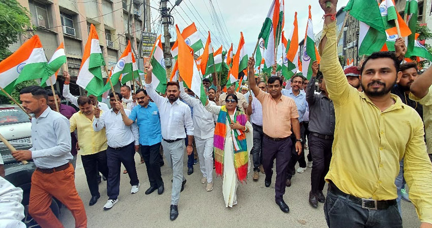 आजादी की 75 वीं वर्षगांठ पर, नगर निगम ने निकाली पैदल तिंरगा यात्रा आजादी की 75 वीं वर्षगांठ पर, नगर निगम ने निकाली पैदल तिंरगा यात्रा